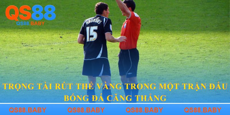Trọng tài rút thẻ vàng trong một trận đấu bóng đá căng thẳng